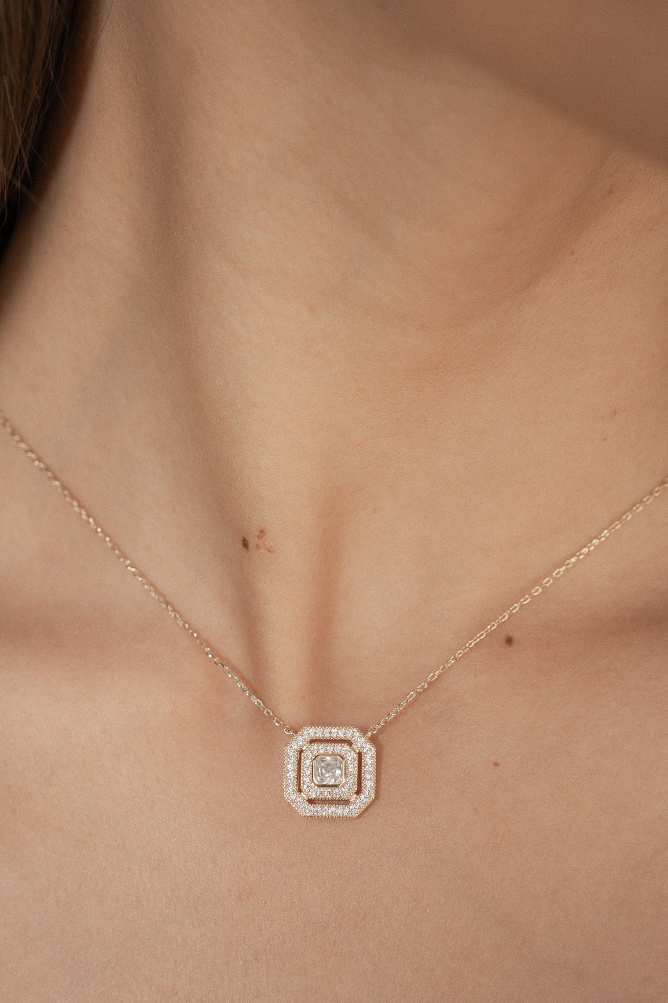 COLLIER JEANNE